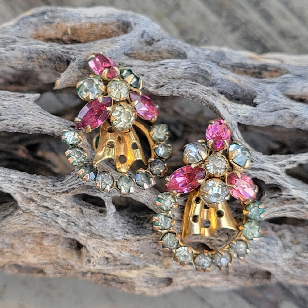 Vintage screw back earings. Pink, diamond rhinestones in a gold colored setting